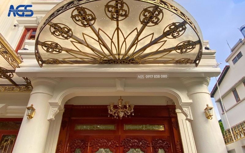 Mái hiên khung trắng cùng tông màu với sơn.