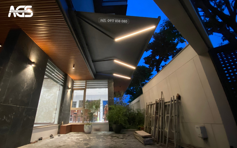 Mái hiên bung mở, tích hợp đèn led, tạo không gian thư giãn cực chill