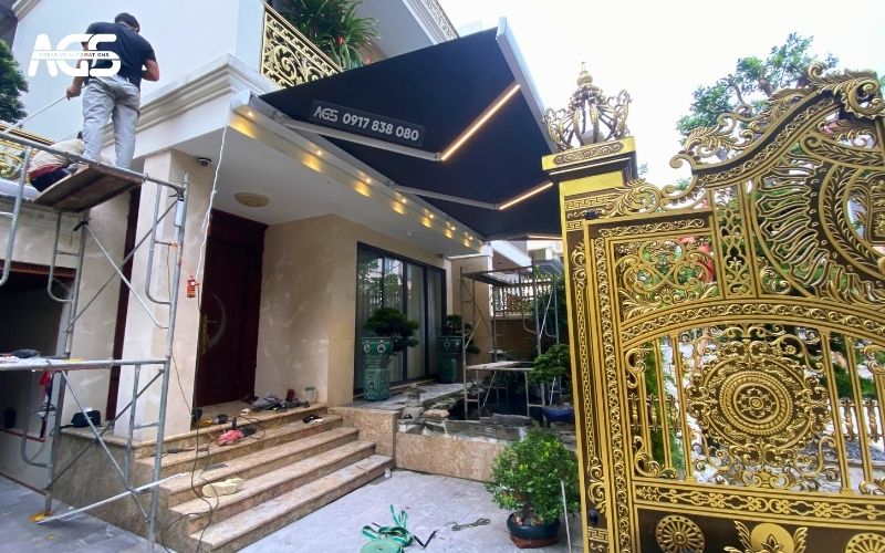 Hai mái hiên có khung trắng, bạt xám sang trọng.