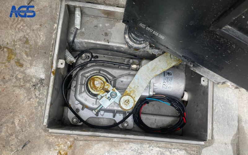 Bộ motor cổng gập 4 cánh Hades Oxygen được lắp âm sàn gọn gàng