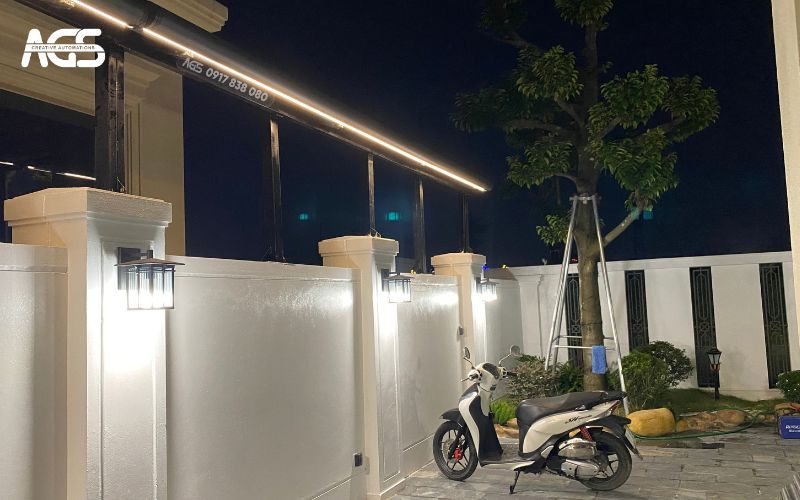 Mái che gập hoàn toàn gọn gàng, đèn LED được bật sáng thẩm mỹ