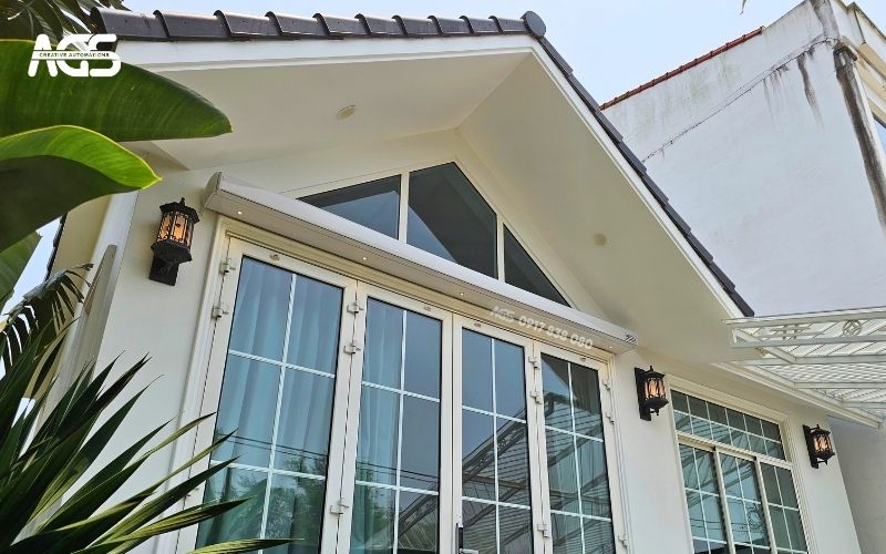 Mái hiên có khung trắng cùng tông màu sơn nhà.