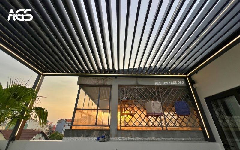Mái nhôm xếp lật AGS lắp ở sân trước tầng thượng.