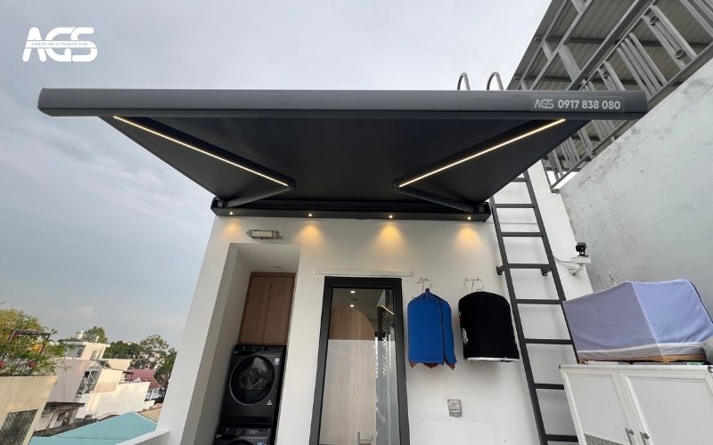 Mái hiên NX-830 che mưa khu vực máy giặt.