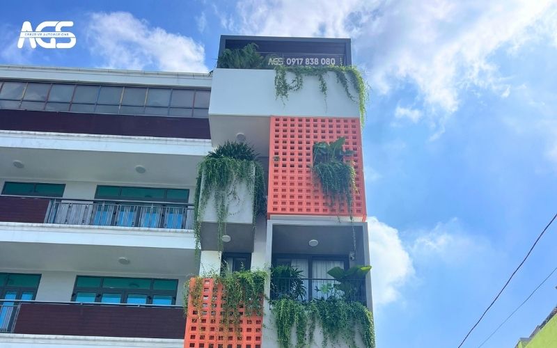 Mái nhôm giúp sân thượng ấn tượng hơn.